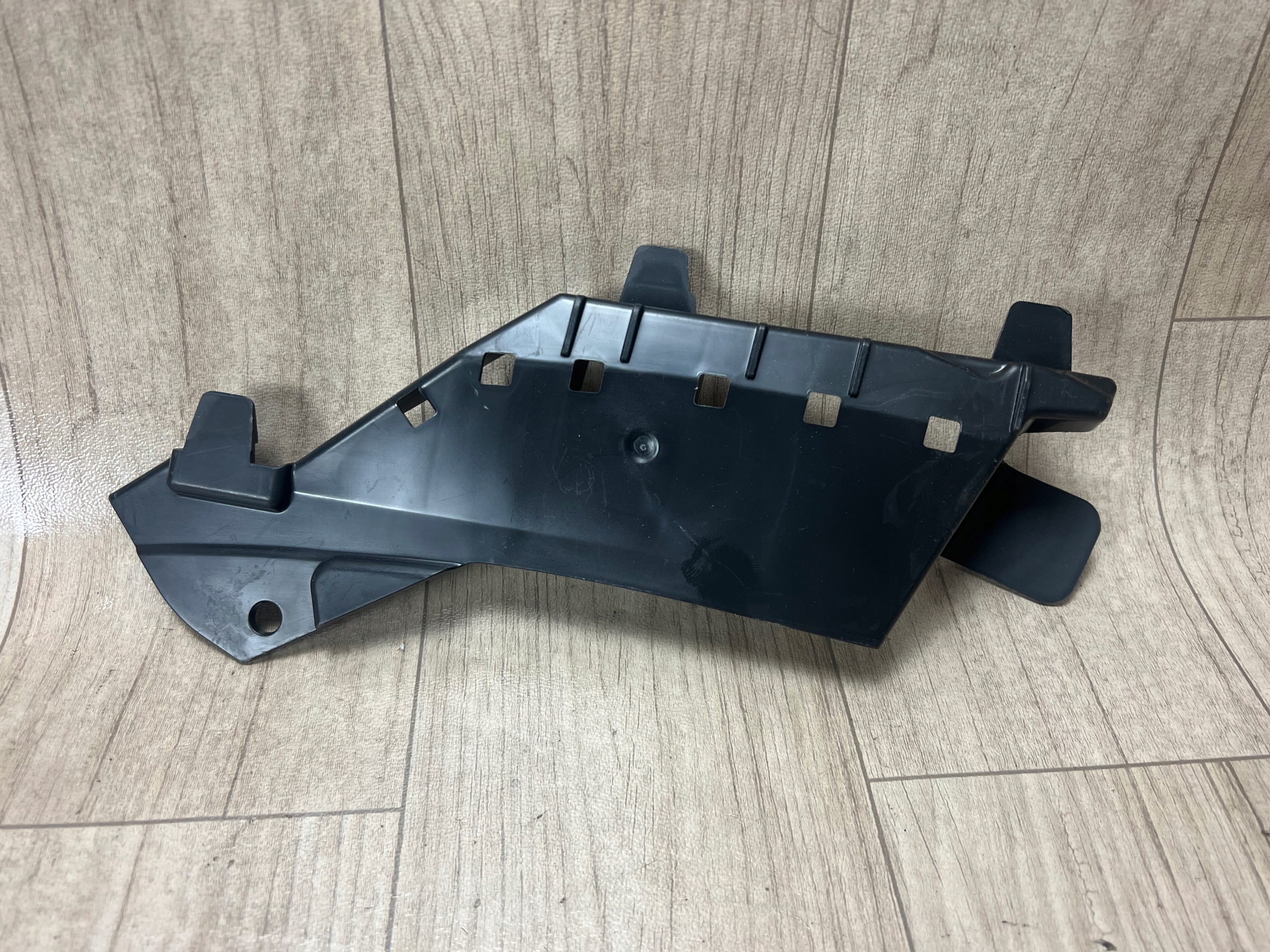 MERCEDES C-KLASA W205 LIFT ślizg osłona ozdobna zderzaka przód A2058855802