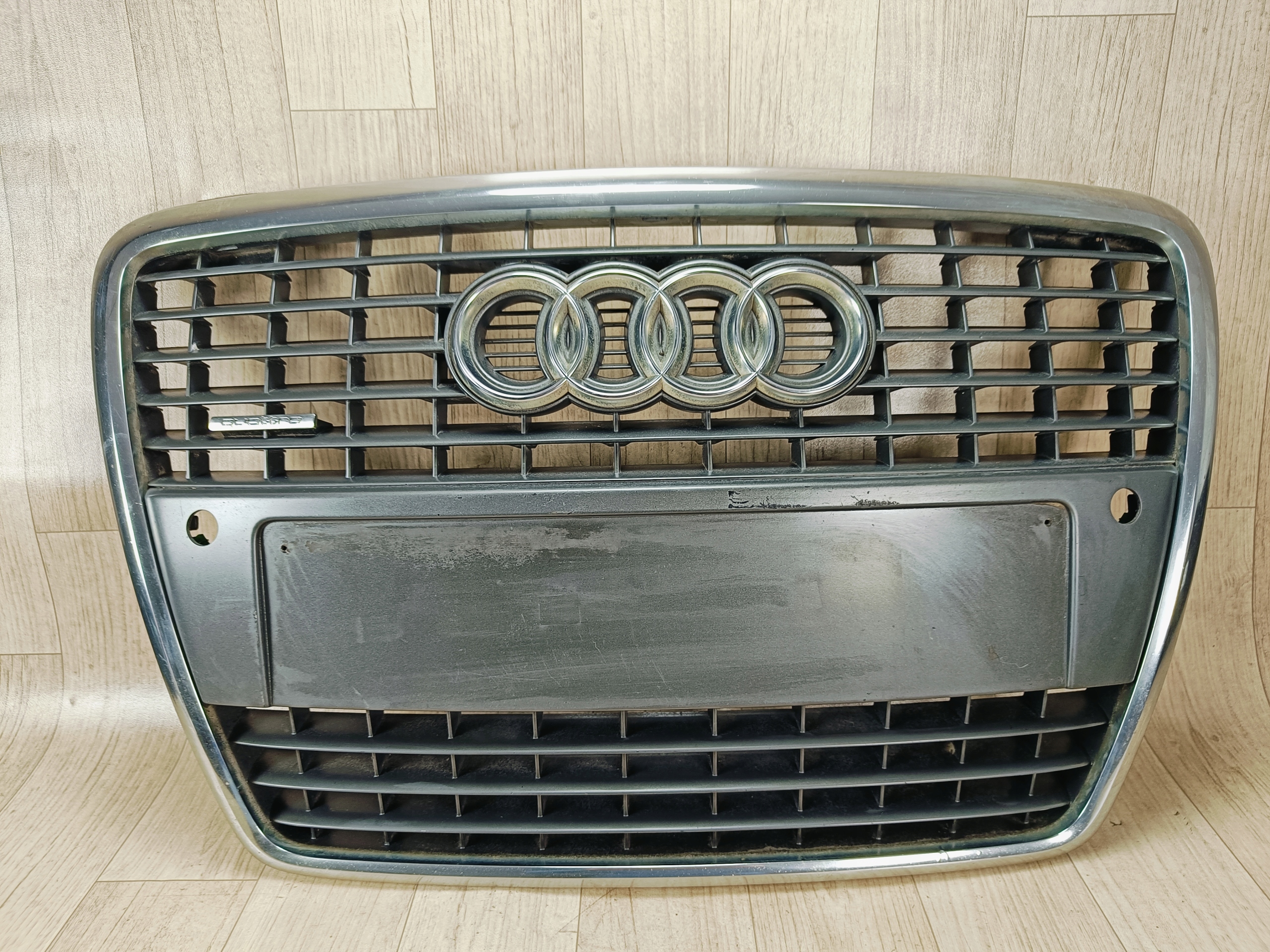 AUDI A8 D3 LIFT grill atrapa chrom emblemat 4E0853651AE