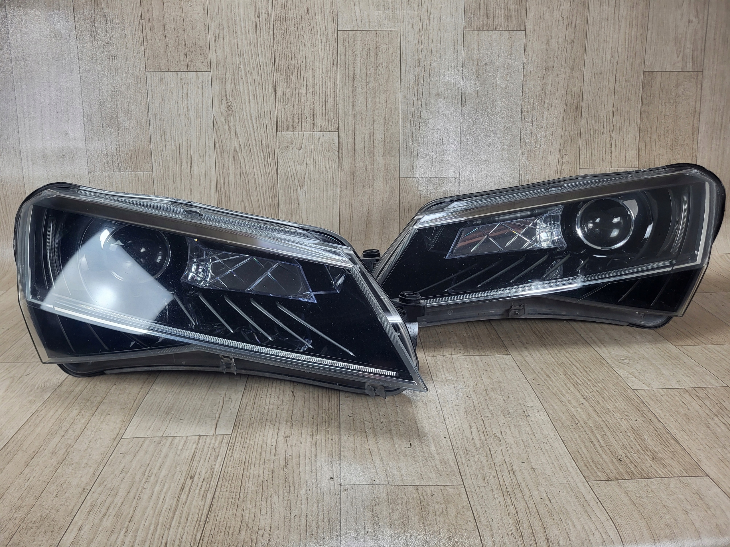 SKODA SUPERB III 3V1 lampy XENON przód przednie KOMPLET 3V1941016B