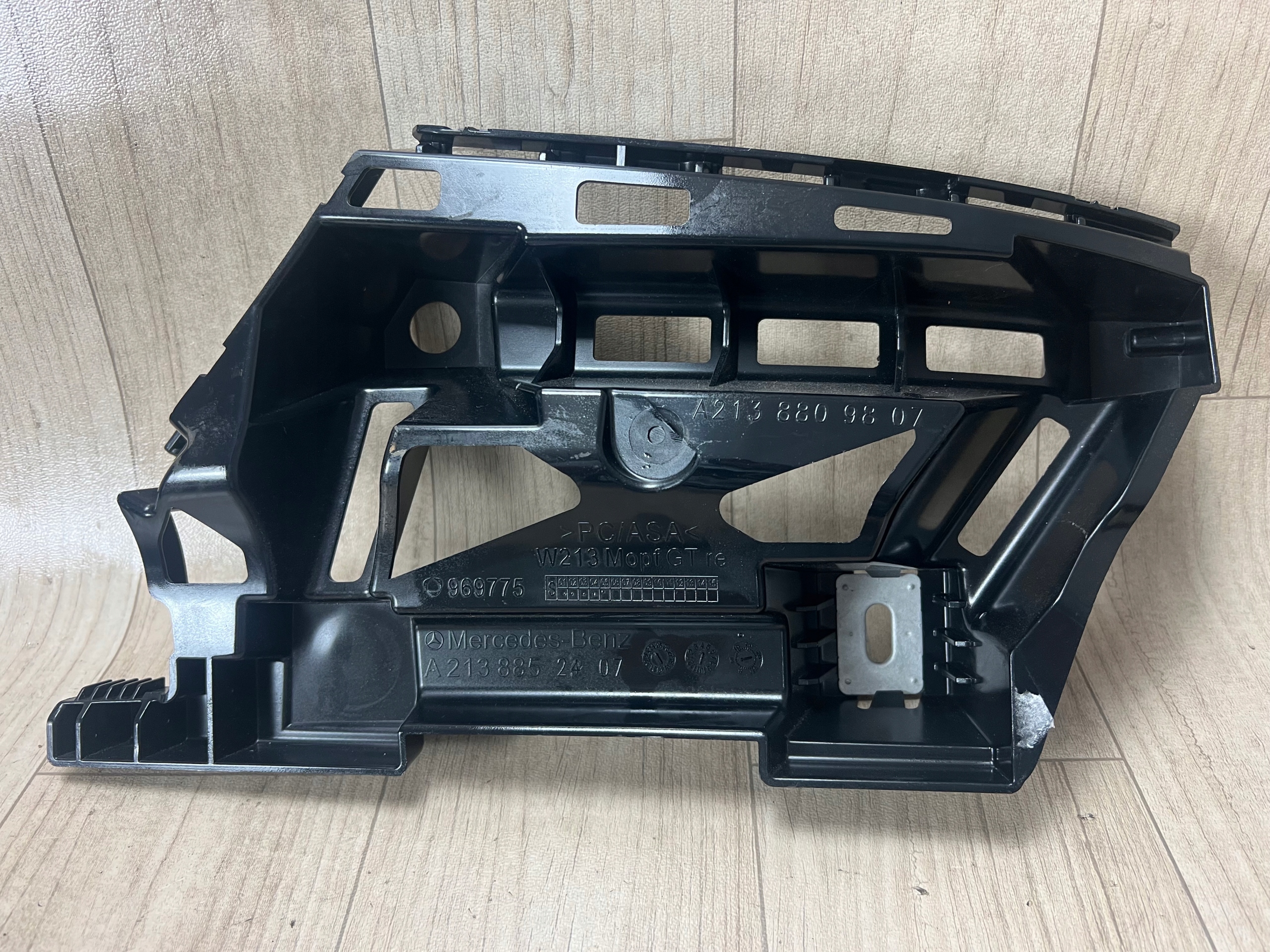 MERCEDES W213 SEDAN LIFT ślizg zderzaka tył tylny prawy A2138852407