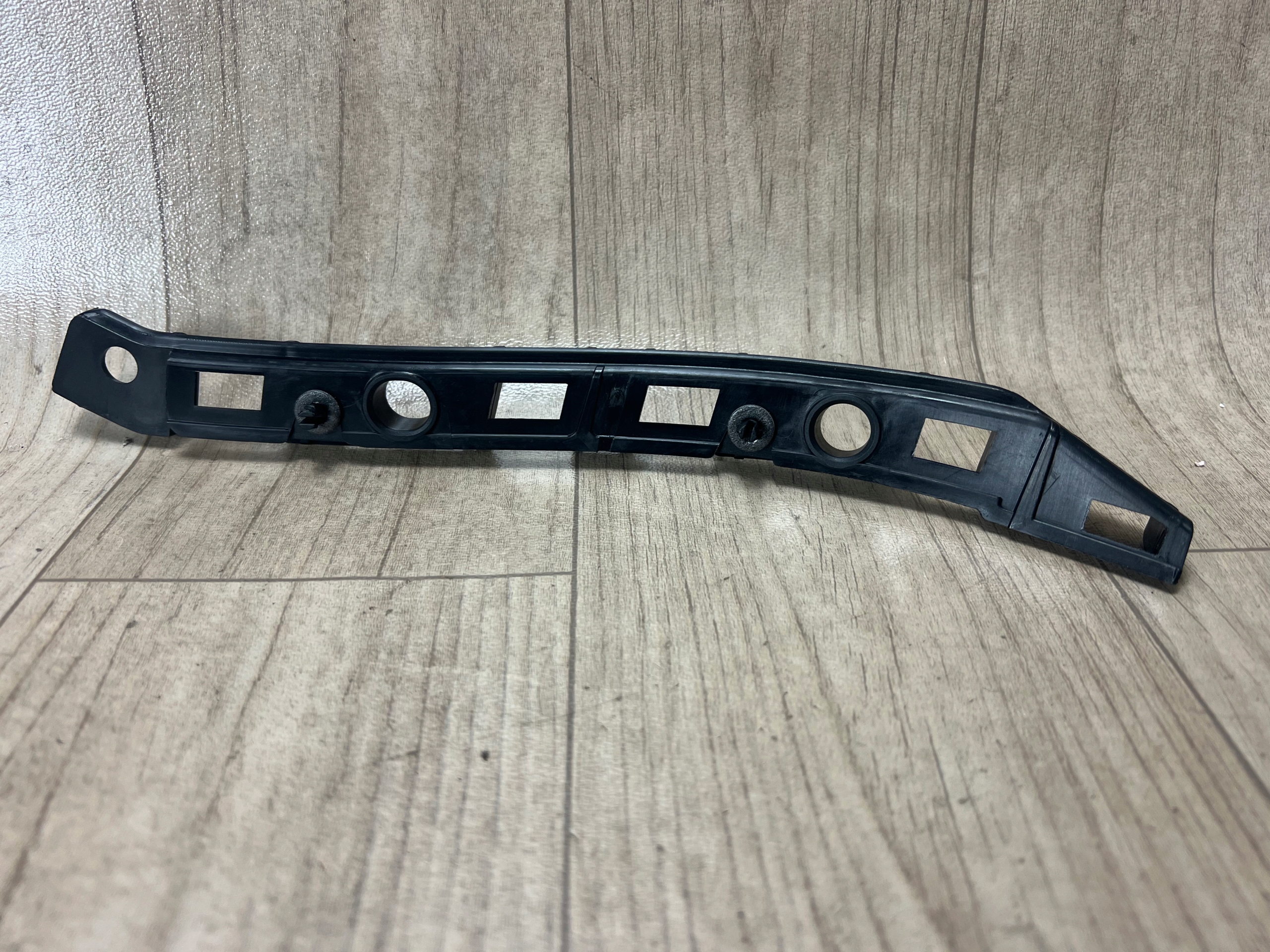 MERCEDES W176 ślizg mocowanie zderzaka tył tylny lewy A1768850021