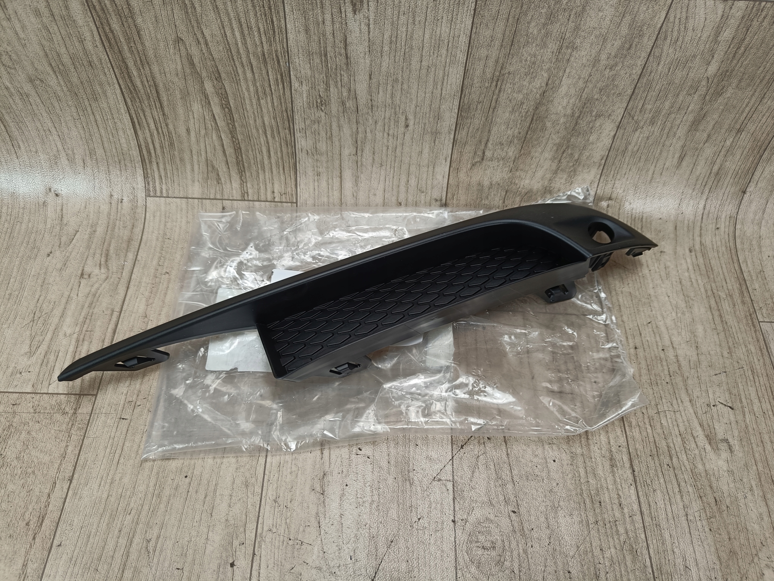 PORSCHE MACAN 95B LIFT kratka zderzaka przód przednia prawa 95B807824A