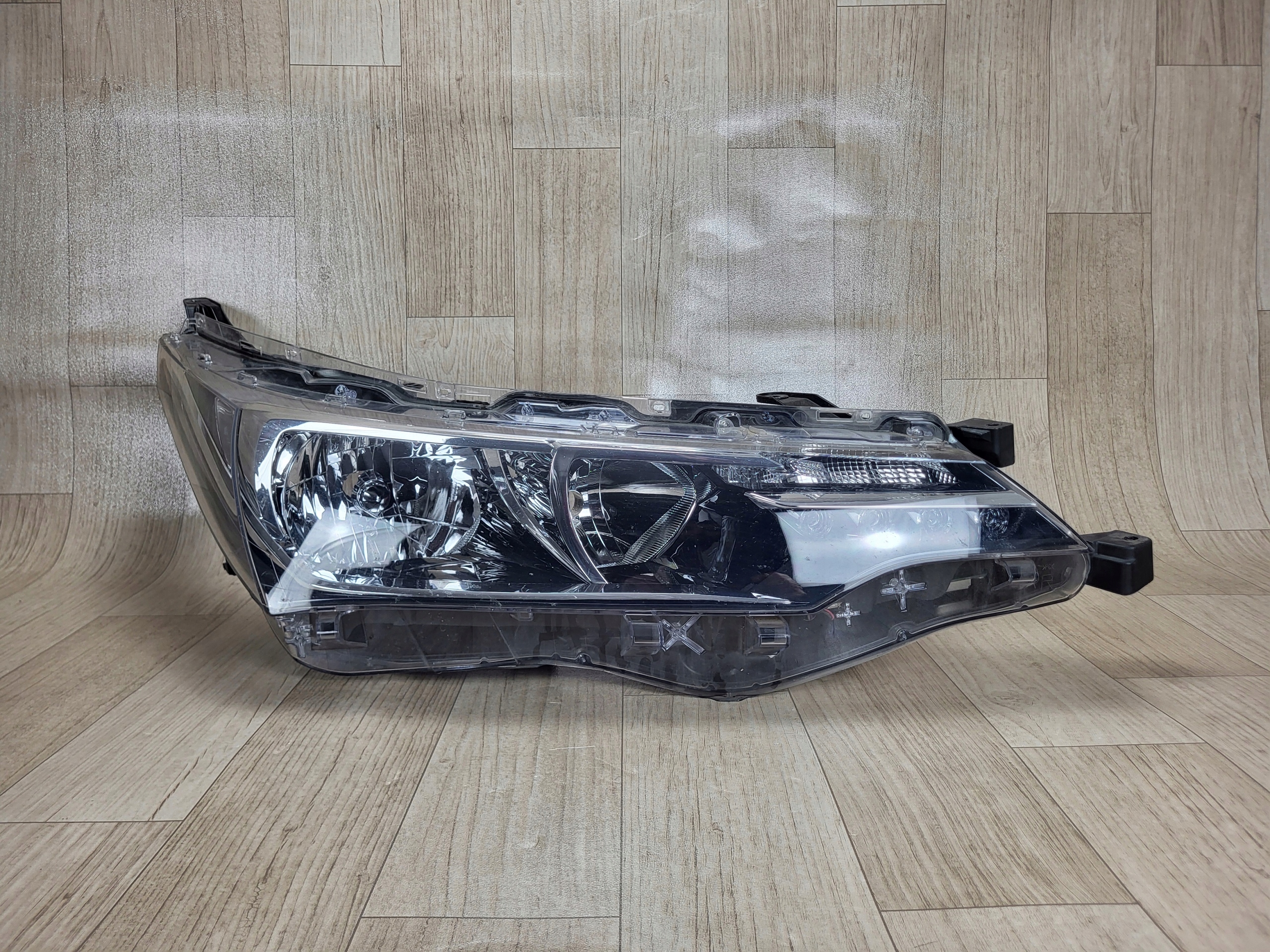 TOYOTA COROLLA E16 LIFT lampa przód przednia prawa 81110-02L50-00