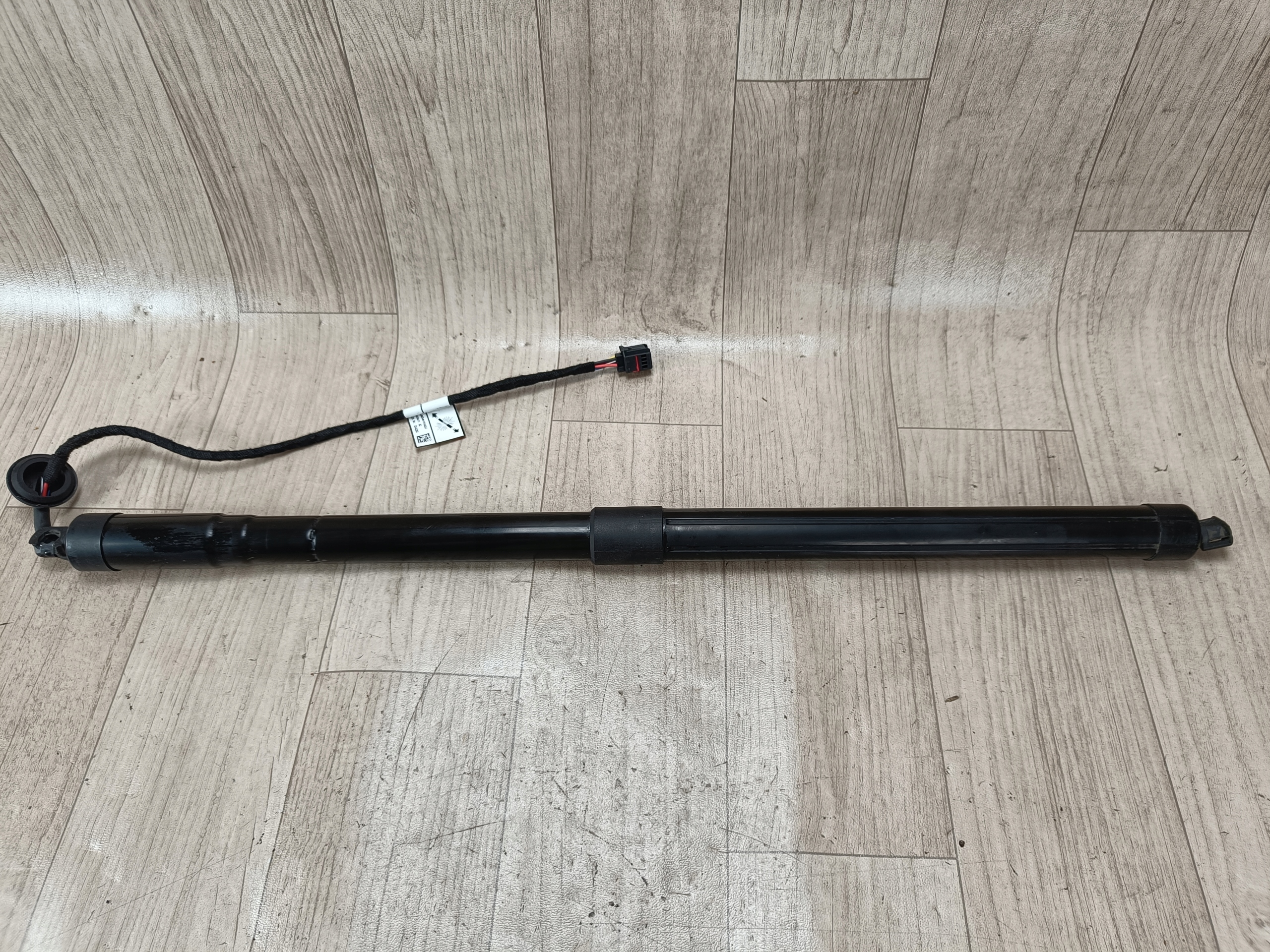 VOLVO V60 II 2 siłownik elektryczny teleskop klapy bagażnika 32296298