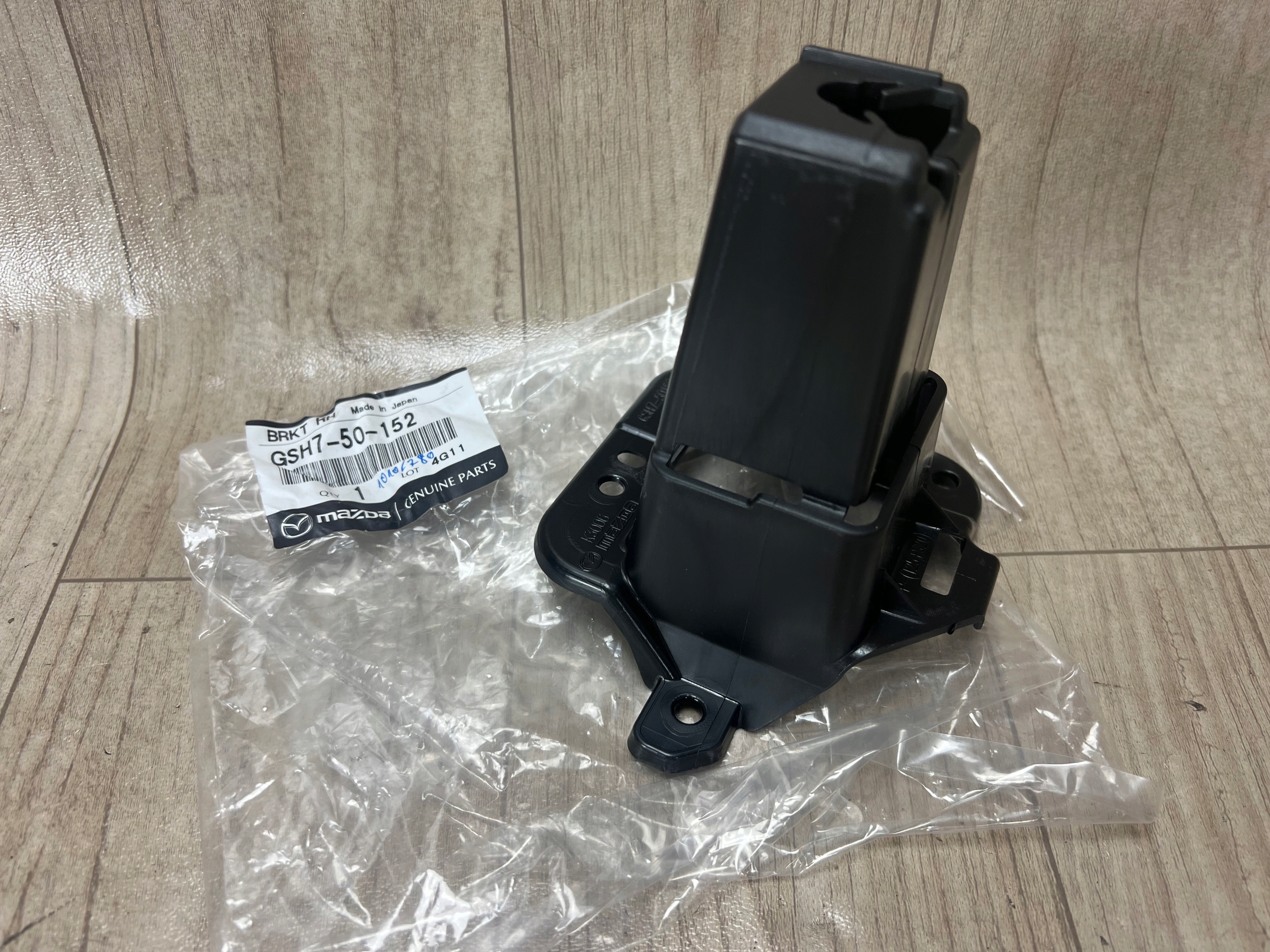 MAZDA 6 3 III LIFT mocowanie atrapy grilla przód przednie prawe GSH750152