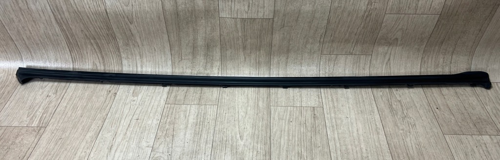 PORSCHE MACAN 95B uszczelka drzwi przód przednia prawa dolna 95B837120B