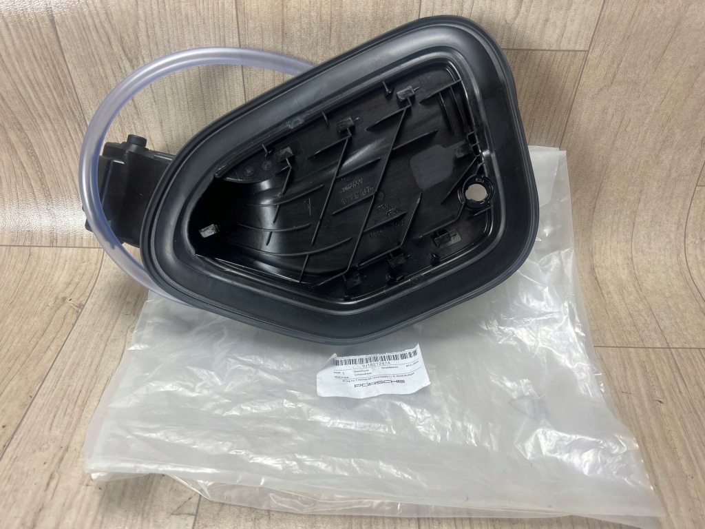 PORSCHE TAYCAN 4 4S 9J 9J1 klapka gniazdo ładowania 9J1821247A