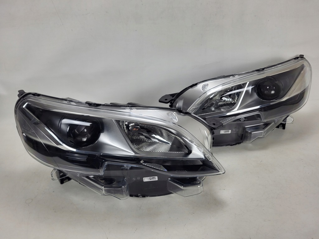 PEUGEOT EXPERT III 3 TRAVELLER lampy XENON przód przednie KOMPLET