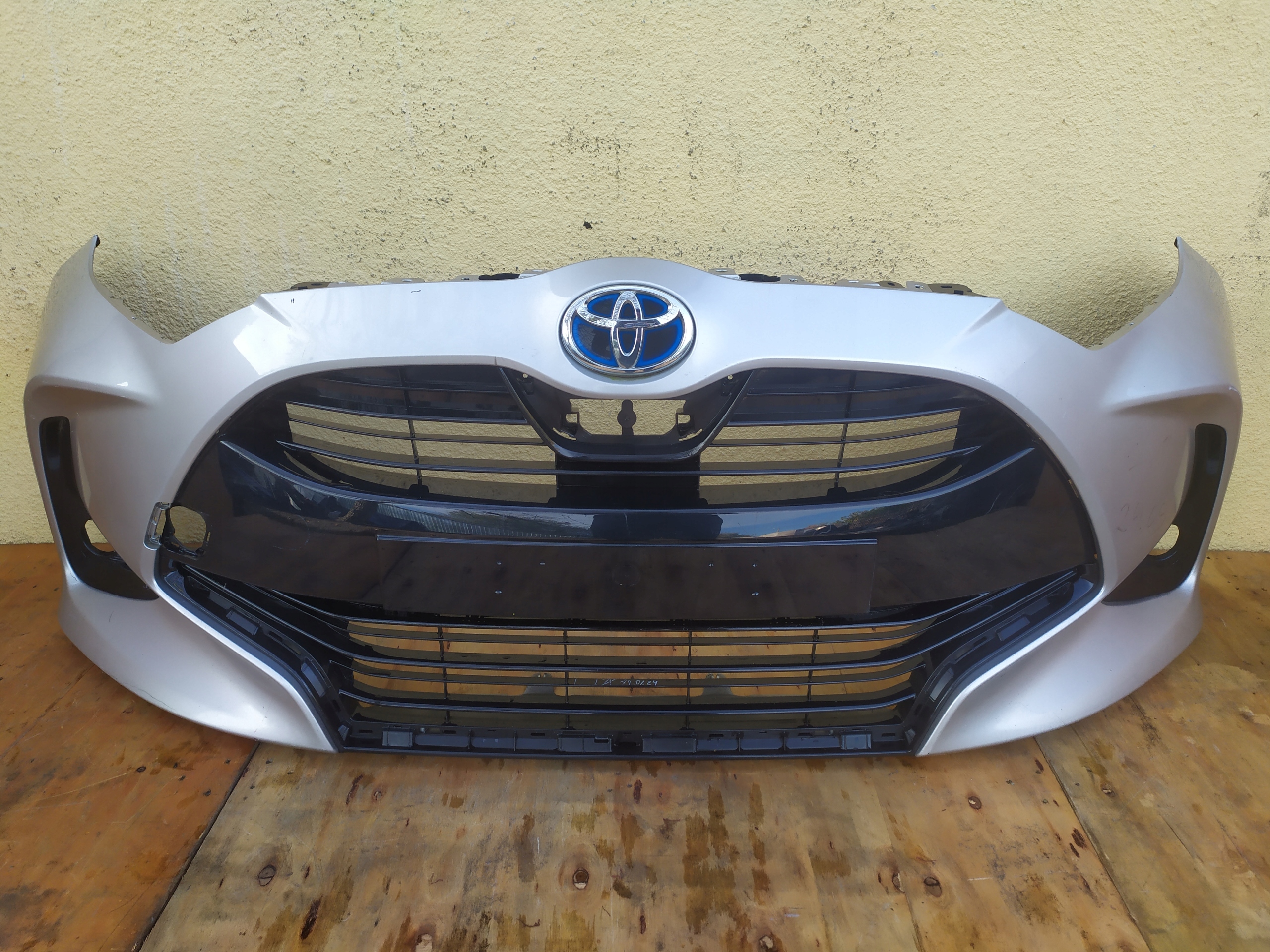 TOYOTA YARIS IV 4 zderzak przód przedni + grill kratka K005052119