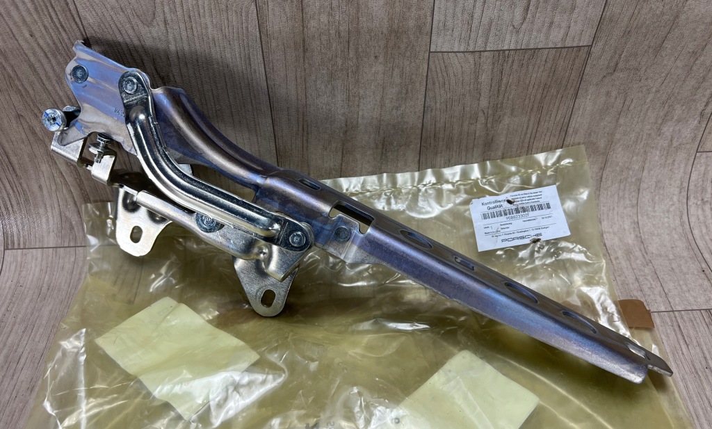 PORSCHE MACAN 95B zawias maski prawy 95B823302F