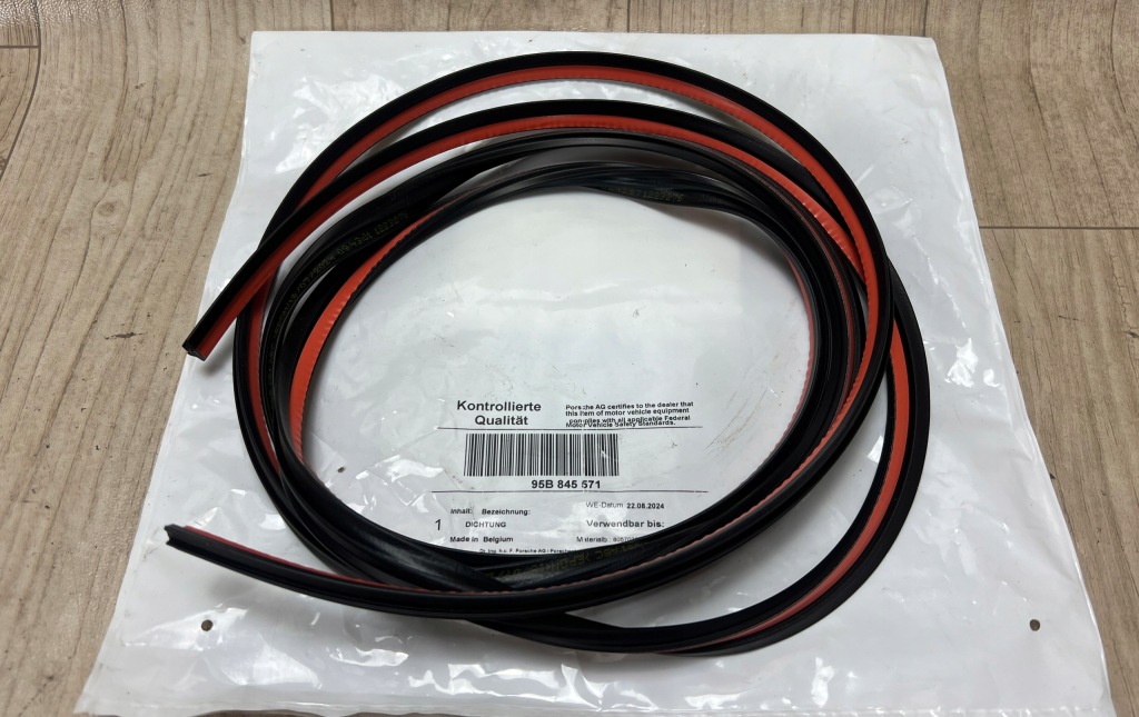 PORSCHE MACAN 95B uszczelka szyby tylnej 95B845571