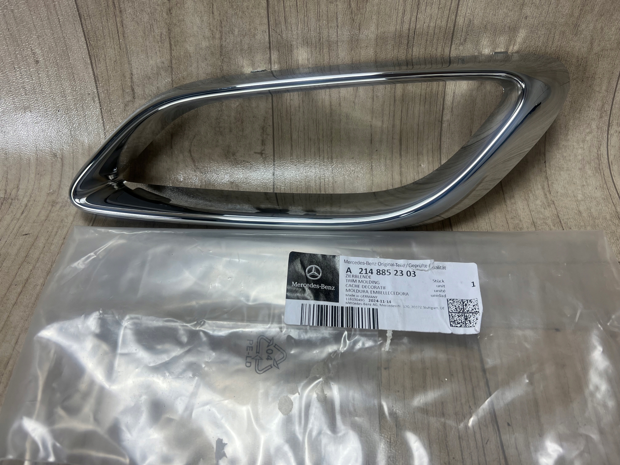 MERCEDES E-KLASA W214 ramka dekor chrom dyfuzora tylna lewa A2148852303
