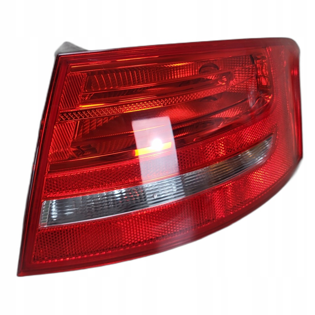 AUDI A4 B8 LIFT KOMBI lampa tył tylna prawa 8K9945096