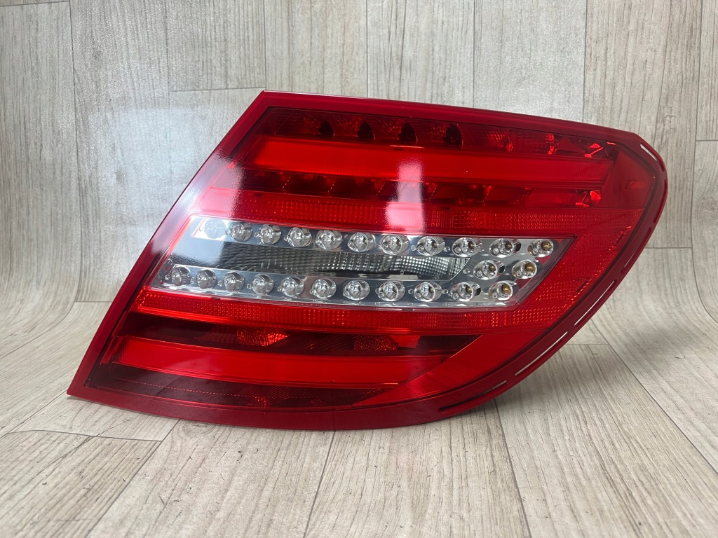 MERCEDES C-KLASA W204 LIFT lampa LED tył tylna prawa A2048204164 USA