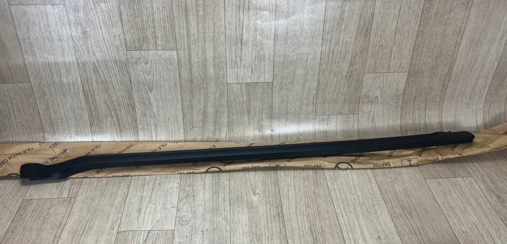 PORSCHE TAYCAN 9J 9J1 dolna uszczelka drzwi przód przednia prawa 9J1837640