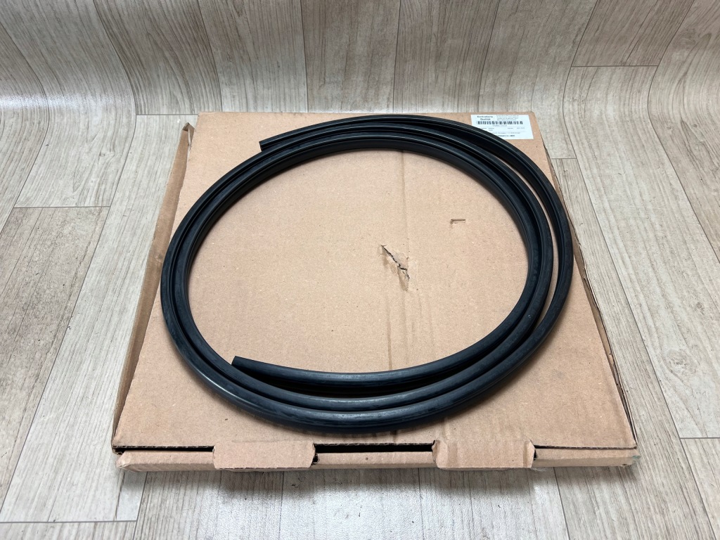 PORSCHE MACAN 95B uszczelka szyberdachu 95B877439
