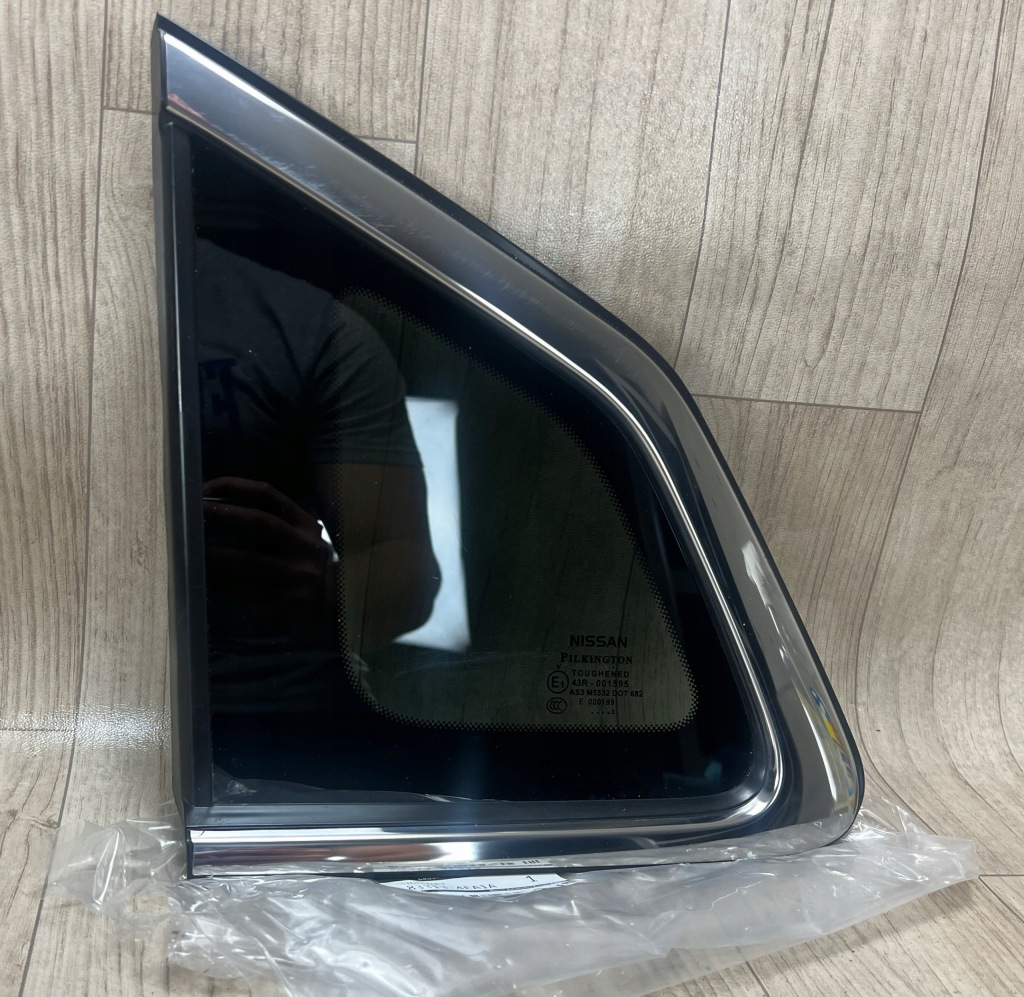 NISSAN QASHQAI 2 II J11 szyba karoseryjna tył tylna lewa 83313-4EA1A