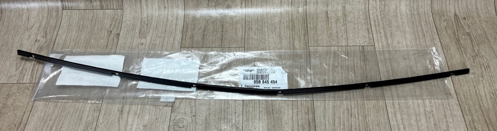 PORSCHE MACAN 95B wspornik listwy szyby przód przedni prawy 95B845454