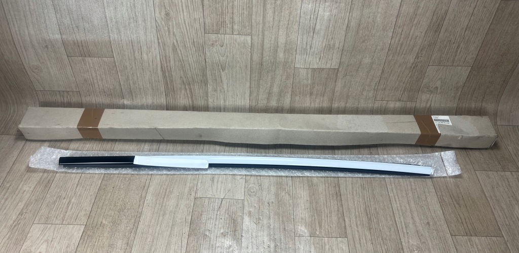 PORSCHE TAYCAN 9J 9J1 uszczelka szyby drzwi tył tylna prawa 9J1839476E
