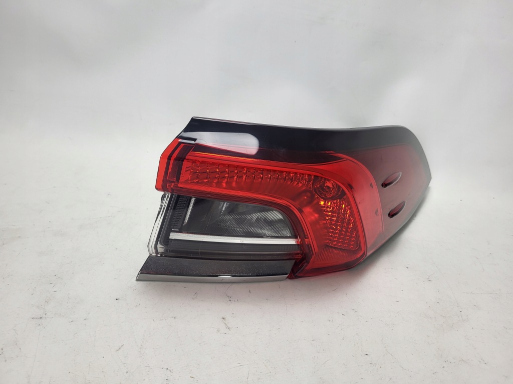 TOYOTA COROLLA E21 E210 SEDAN lampa tył tylna prawa 81550-02D11
