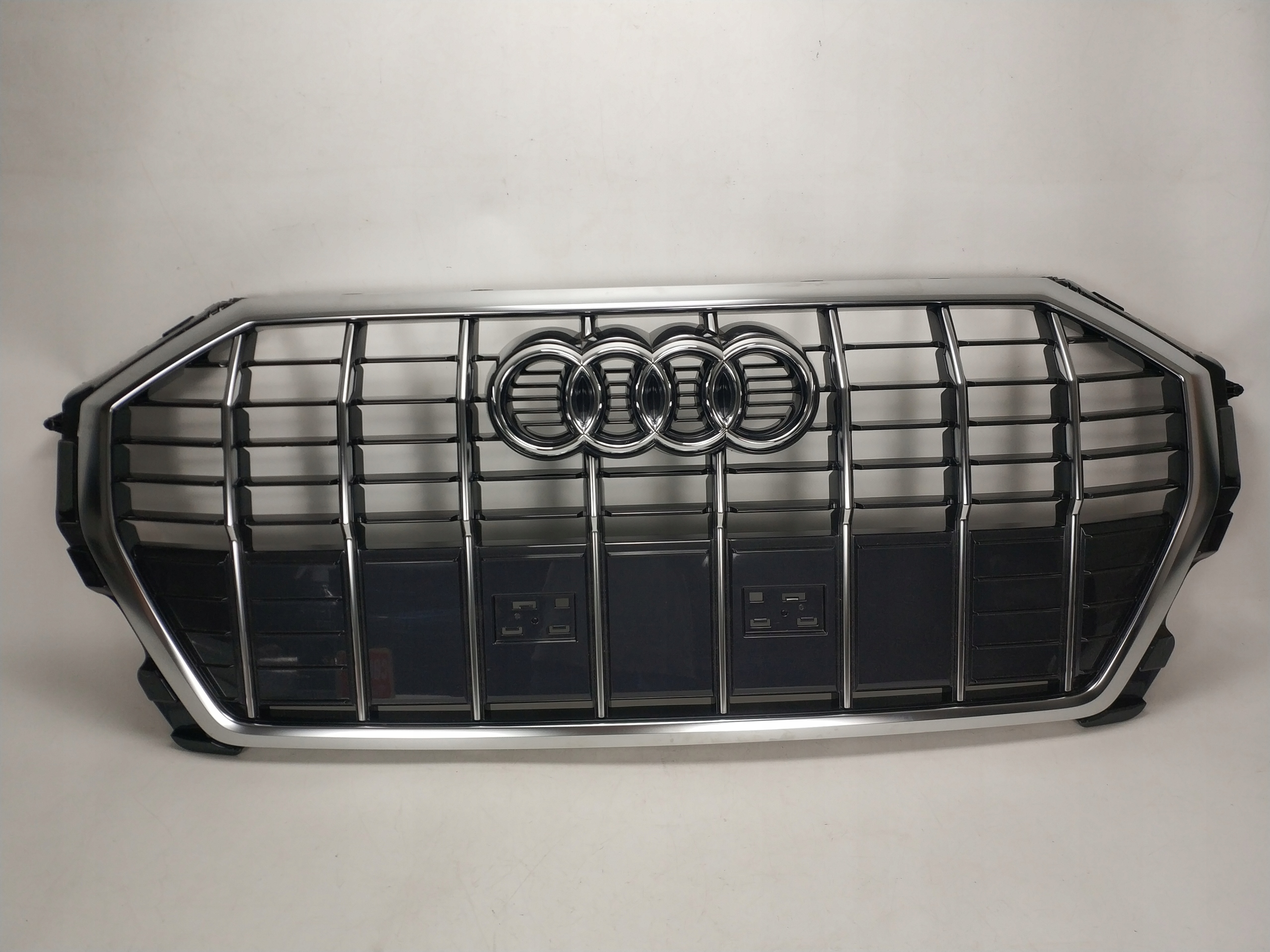 AUDI Q3 83A grill atrapa silnika CHROM 83A853651E