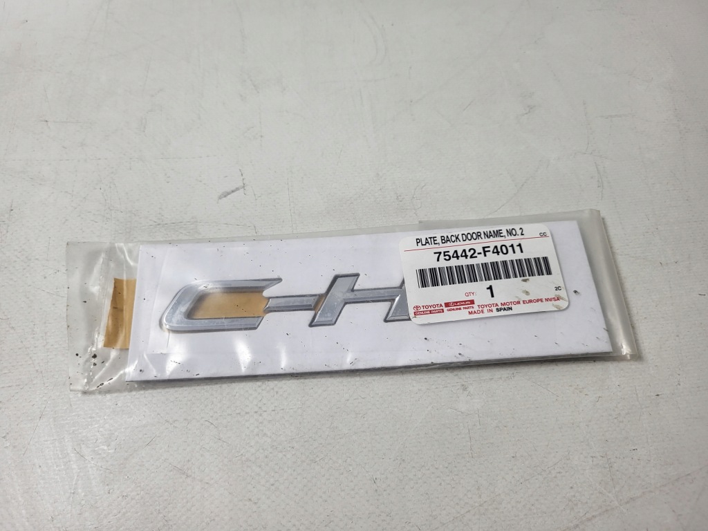 TOYOTA C-HR napis klapy tył tylny 75442F4011