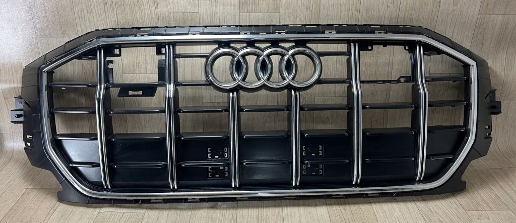 AUDI Q8 SQ8 4M 4M8 grill atrapa silnika chrom emblemat 4M8853651AT