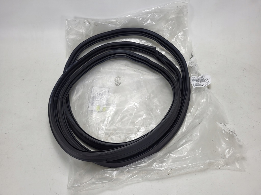 PORSCHE CAYENNE III 3 9Y 9Y0 uszczelka klapy tył tylna 9Y0827705CY