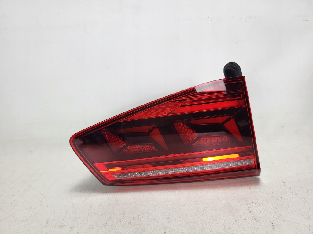 VW PASSAT B8 LIFT KOMBI lampa w klapę tył tylna lewa 3G9945307M