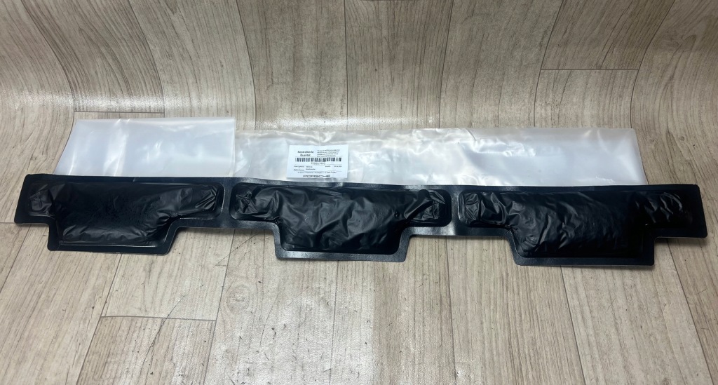 PORSCHE MACAN 95B wygłuszenie absorber osłona progu lewa 95B857993