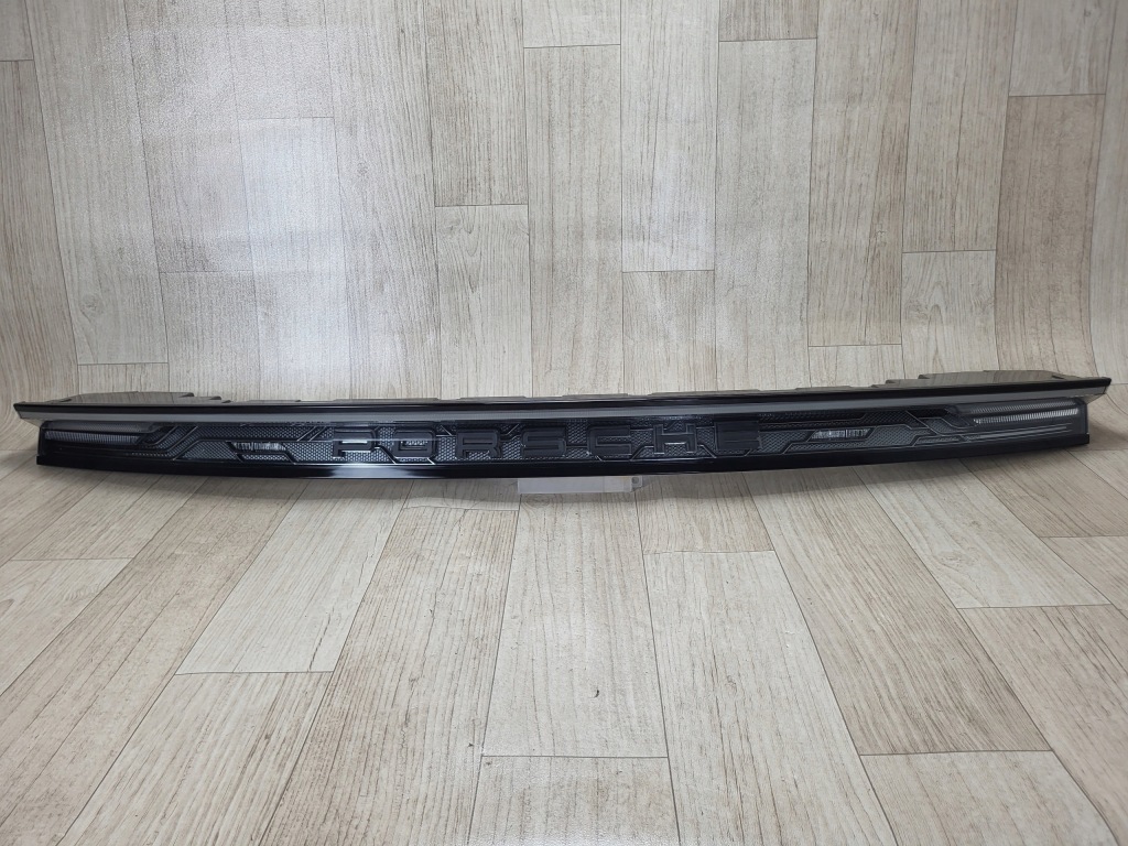 PORSCHE TAYCAN 9J0 lampa blenda LED tył tylna w klapę 9J0945082K