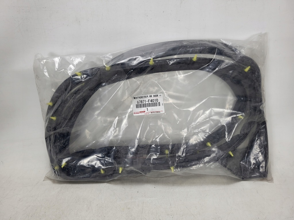 TOYOTA C-HR CHR uszczelka drzwi tył tylny prawy 67871F4010