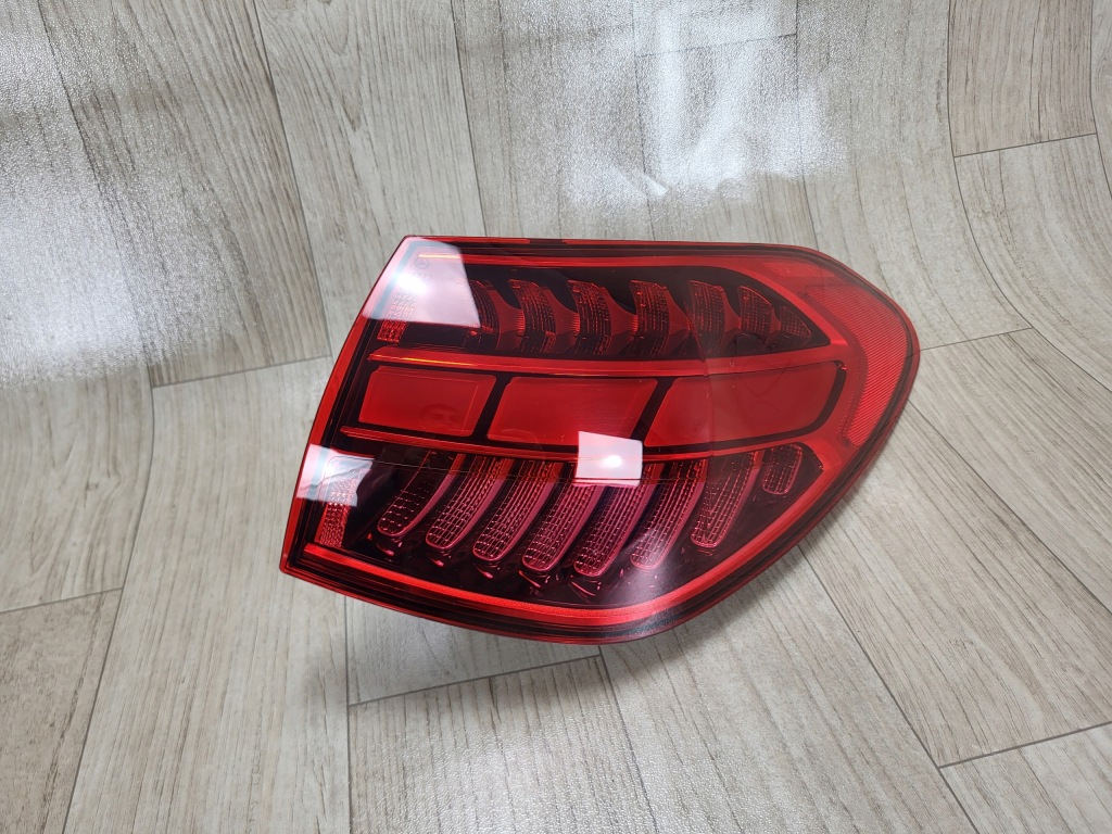 MERCEDES C-KLASA W206 KOMBI lampa LED tył tylna prawa A2069060201