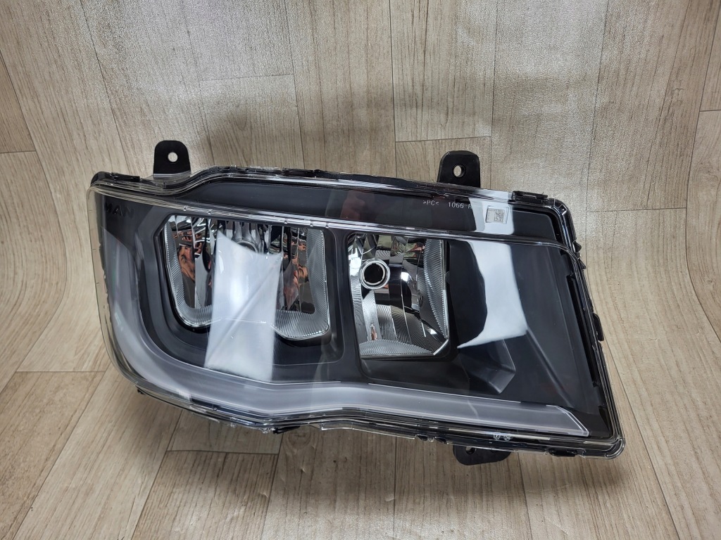 MAN TGX TGE TGS lampa LED przód przednia prawa 10663060000