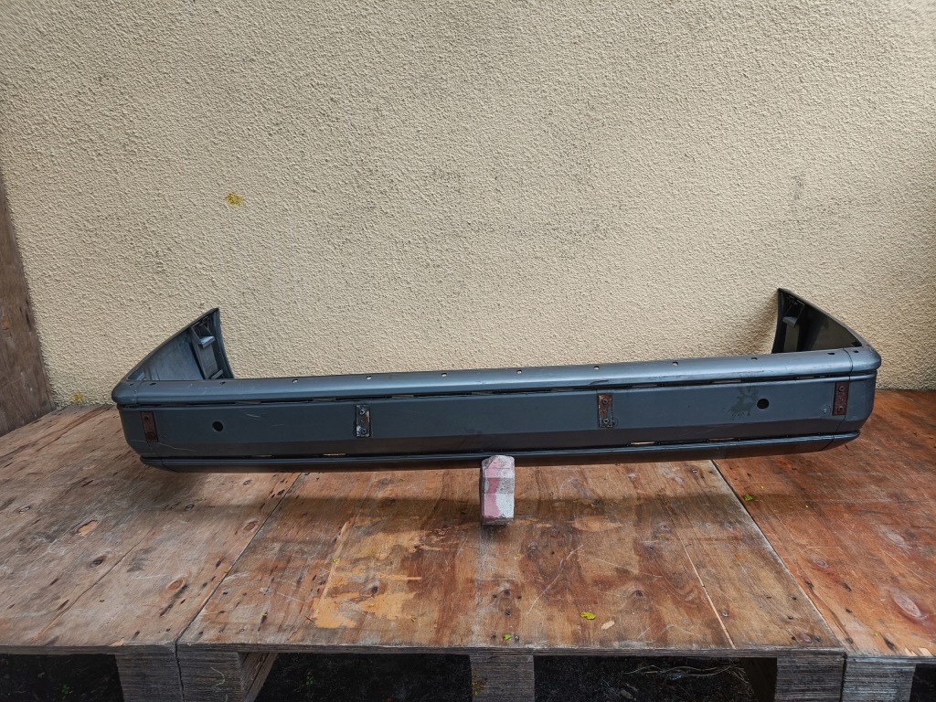MERCEDES E-KLASA W124 zderzak tył tylny