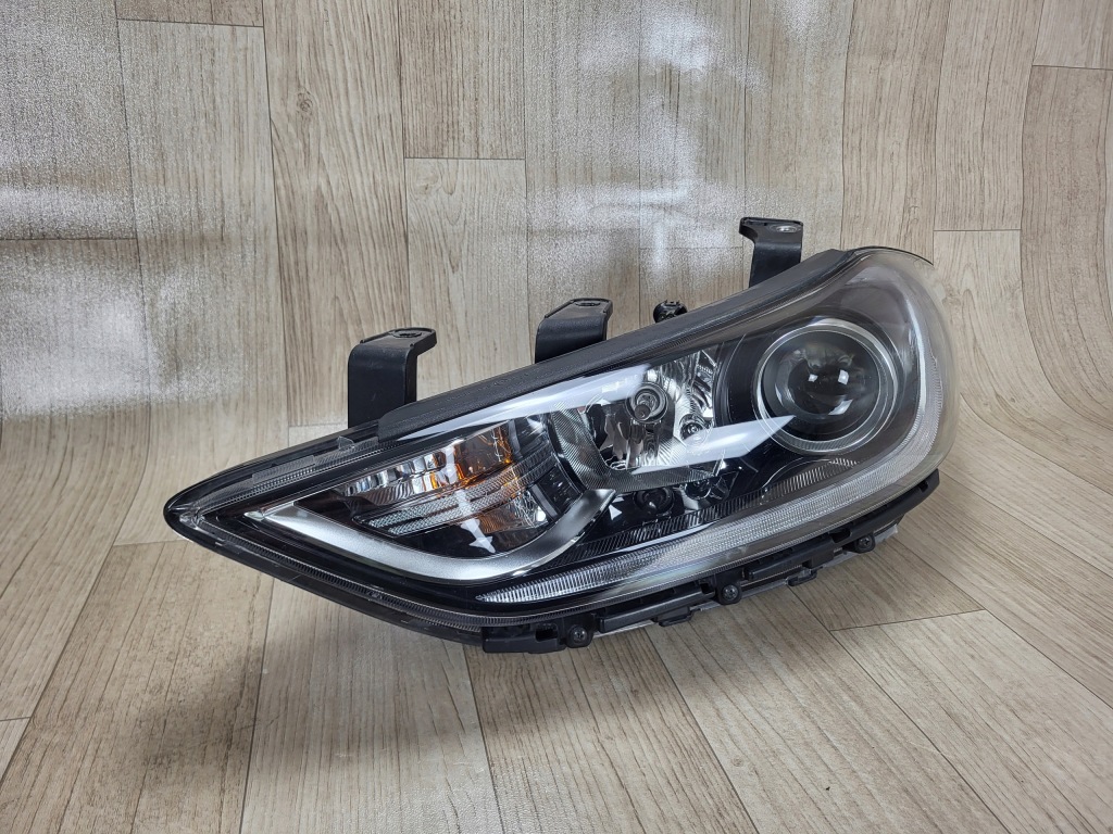 HYUNDAI ELANTRA VI 6 lampa LED przód przednia lewa 92101-F2