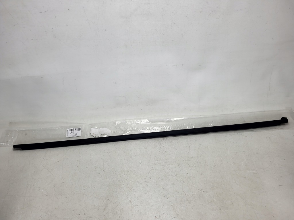 SEAT MII 1S3 uszczelka drzwi przód przednia prawa zgarniająca 1S3837478B