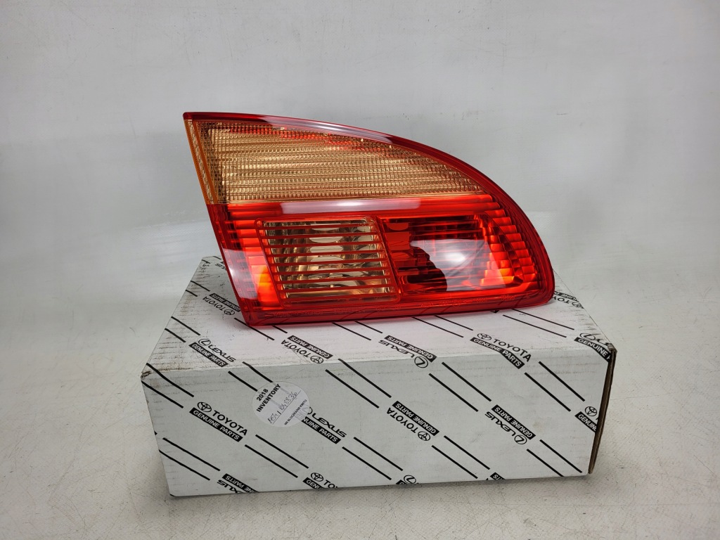 TOYOTA AVENSIS T22 KOMBI lampa w klapę tył tylna lewa 81591-05080