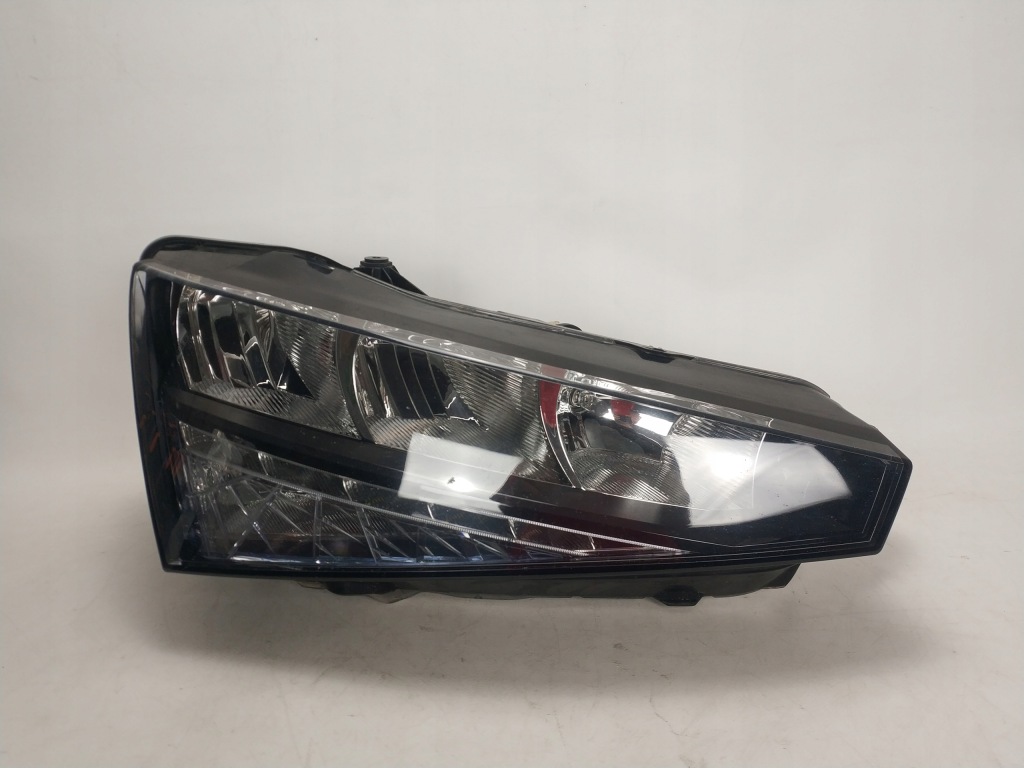 SKODA SCALA 657 lampa LED przód przednia prawa 657941016