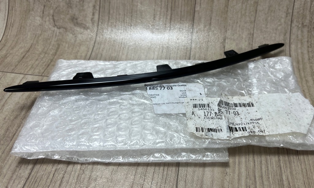 MERCEDES A-KLASA W177 listwa ozdobna zderzaka prawa przód A1778857703