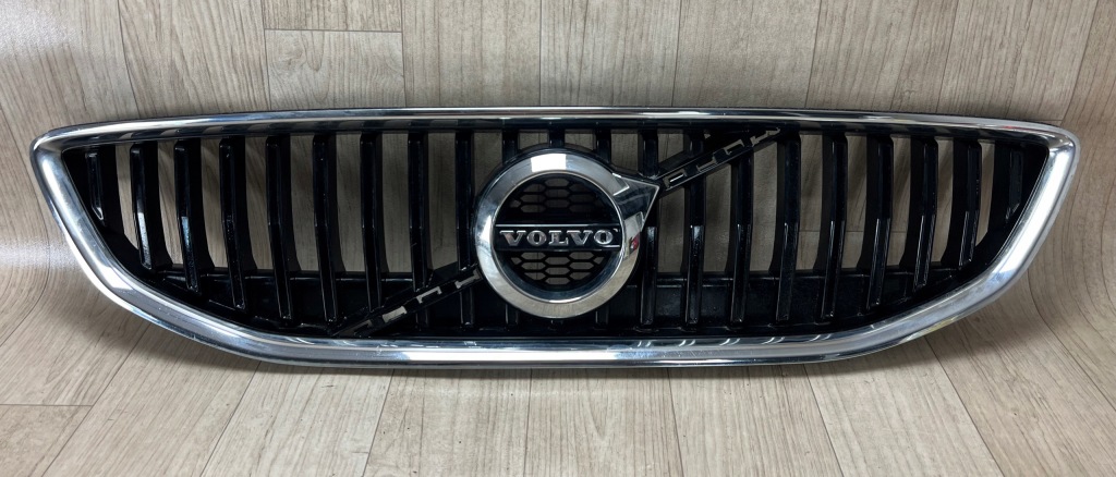 VOLVO V40 V-40 II 2 LIFT grill atrapa chrom emblemat 31424328