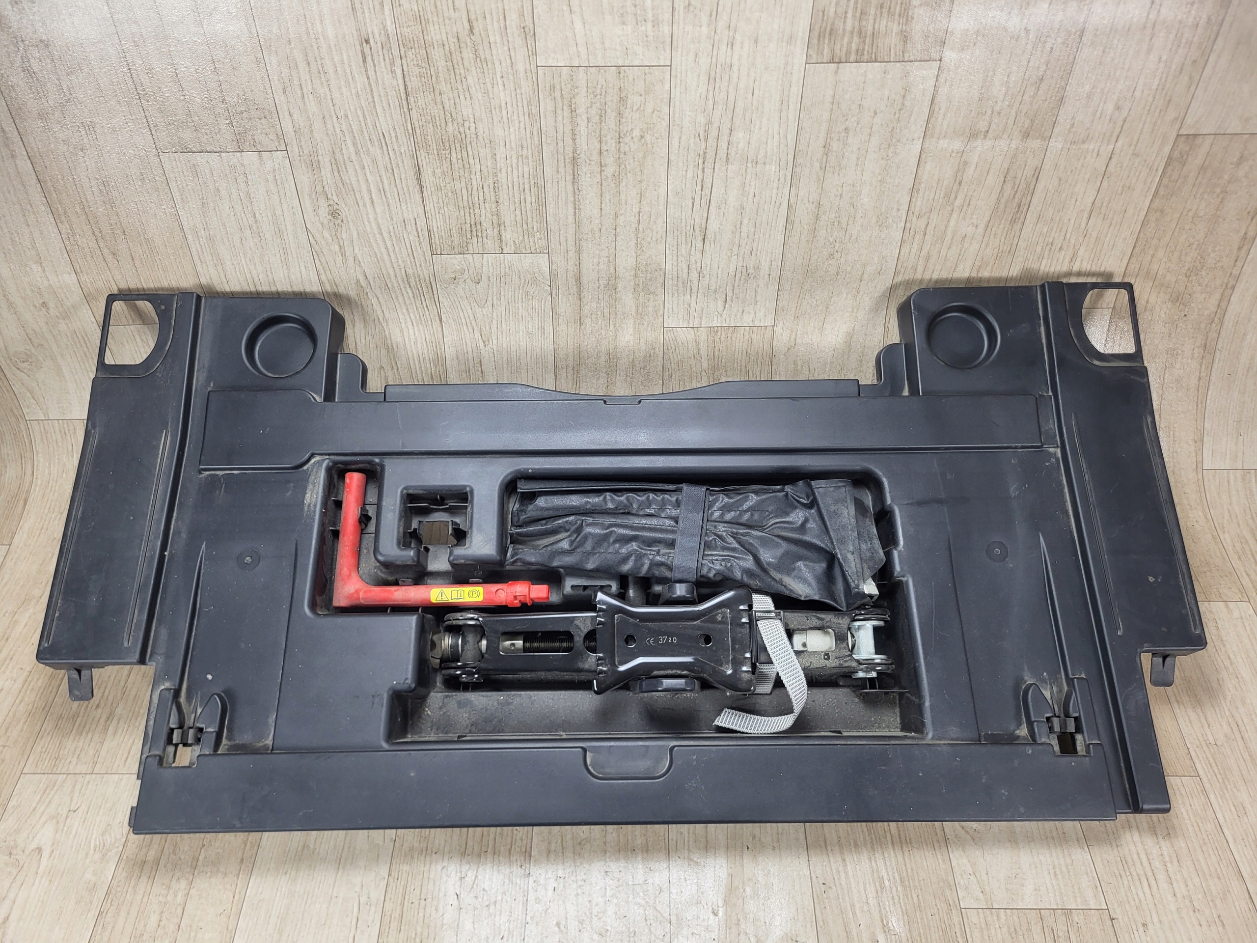AUDI A4 B9 8W schowek na narzedzia do bagażnika 8W8863373B