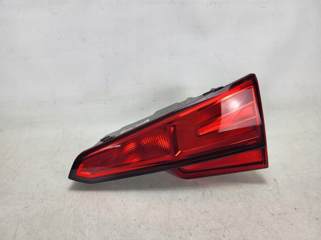 AUDI A4 B9 8W5 SEDAN lampa w klapę tył tylna prawa 8W5945076
